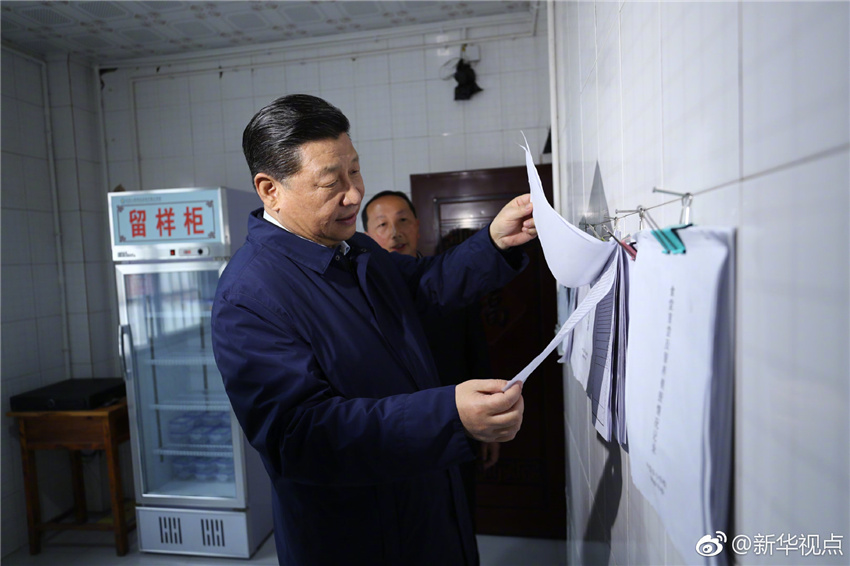 4月15日，中共中央總書記、國家主席、中央軍委主席習近平在重慶考察調研。這是習近平在石柱土家族自治縣中益鄉小學學生食堂了解陪餐情況。新華社記者 鞠鵬 攝