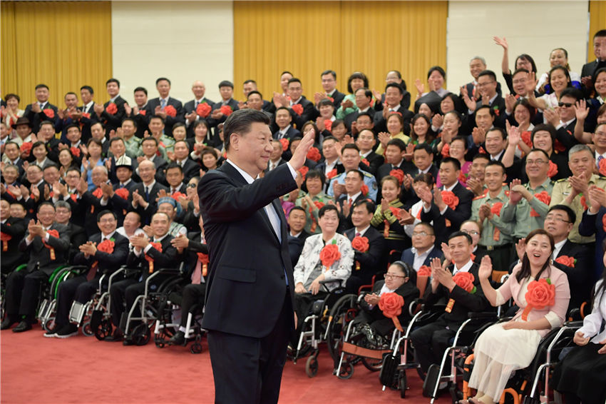 5月16日，黨和國家領導人習近平、李克強、王滬寧等在北京人民大會堂會見第六次全國自強模范暨助殘先進表彰大會代表。新華社記者 李學仁 攝