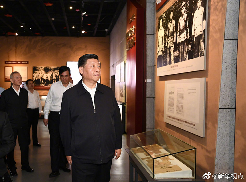 5月20日，中共中央總書記、國家主席、中央軍委主席習近平深入贛南老區考察調研。這是習近平在江西省於都縣中央紅軍長征出發紀念館參觀。新華社記者 謝環馳 攝