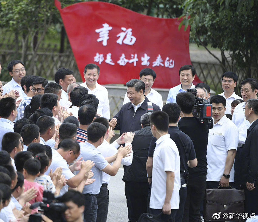 5月20日，中共中央總書記、國家主席、中央軍委主席習近平深入贛南老區考察調研。這是習近平來到贛州市於都縣梓山鎮潭頭村親切看望老區群眾。新華社記者 殷博古 攝