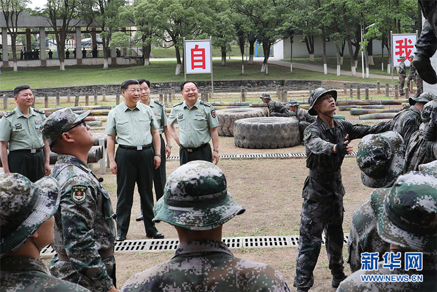 5月21日，中共中央總書記、國家主席、中央軍委主席習近平到陸軍步兵學院視察。這是習近平觀看學員進行極限訓練。新華社記者 李剛 攝