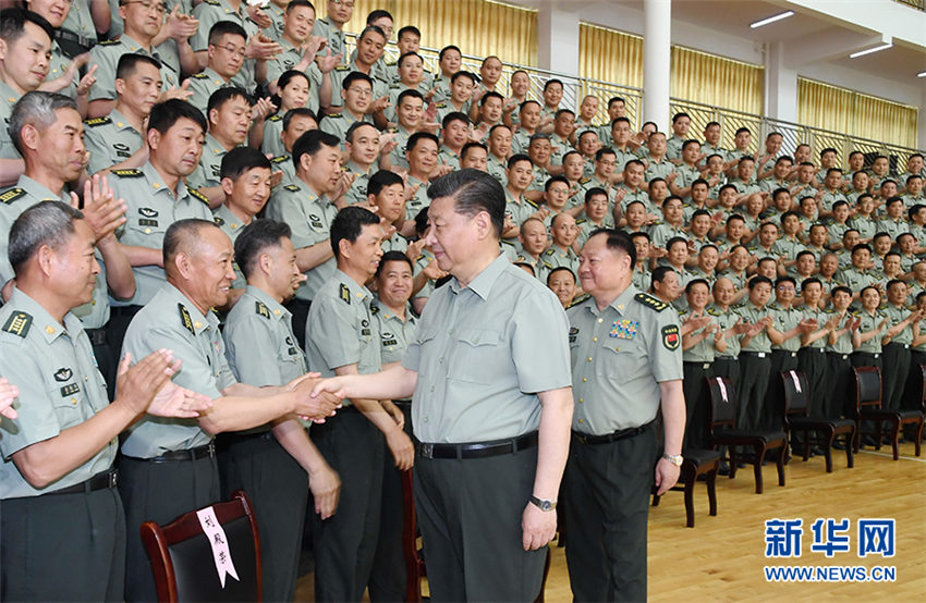 5月21日，中共中央總書記、國家主席、中央軍委主席習近平到陸軍步兵學院視察。這是習近平親切接見駐江西部隊副師職以上領導干部和建制團級單位主官、陸軍步兵學院本部正團職以上干部和石家莊校區主官、專家教授代表。新華社記者 李剛 攝