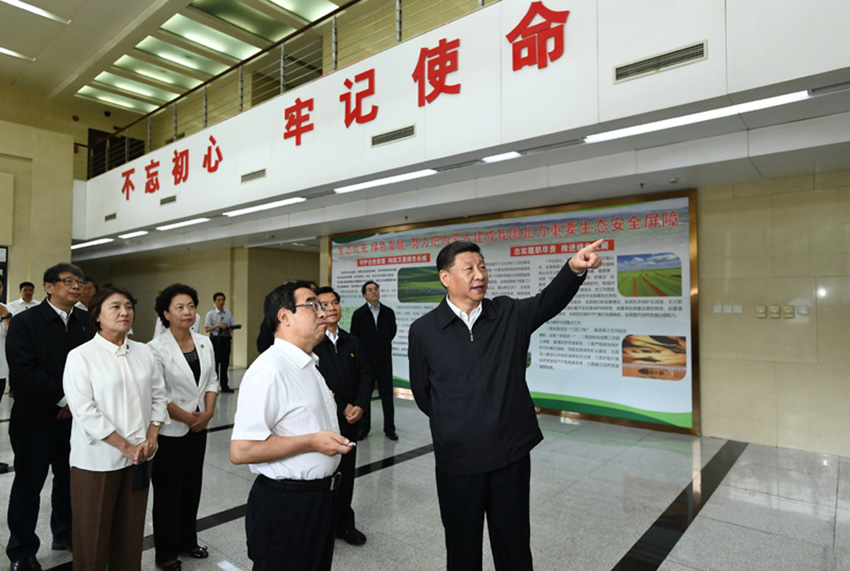 7月16日，中共中央總書記、國家主席、中央軍委主席習近平在內蒙古考察並指導開展“不忘初心、牢記使命”主題教育。這是習近平在內蒙古自治區自然資源廳調研指導開展“不忘初心、牢記使命”主題教育。 新華社記者 謝環馳 攝