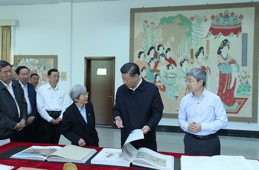 8月19日至22日，中共中央總書記、國家主席、中央軍委主席習近平在甘肅考察。這是19日下午，習近平在敦煌研究院察看珍藏文物和學術(shù)成果展示，了解文物保護和研究、弘揚優(yōu)秀歷史文化情況。 新華社記者 鞠鵬 攝