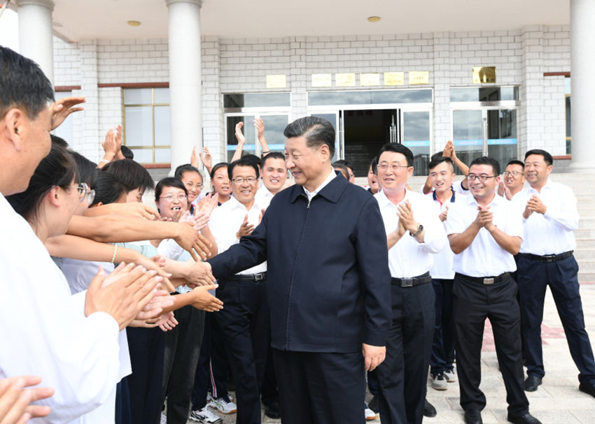 8月20日下午，中共中央總書記、國家主席、中央軍委主席習近平抵達甘肅省張掖市山丹縣，前往山丹培黎學校和山丹馬場考察調研，了解當地職業教育培訓和祁連山生態環境修復保護等情況。 新華社記者 謝環馳 攝