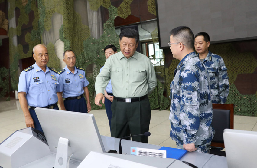 8月22日，中共中央總書記、國家主席、中央軍委主席習近平到空軍某基地視察。這是習近平察看基地作戰指揮中心，了解戰備值班和訓練情況。 新華社記者 李剛 攝