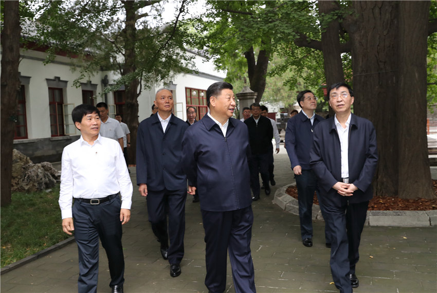 9月12日，中共中央總書記、國家主席、中央軍委主席習近平視察中共中央北京香山革命紀念地。這是習近平瞻仰雙清別墅。 新華社記者 鞠鵬 攝