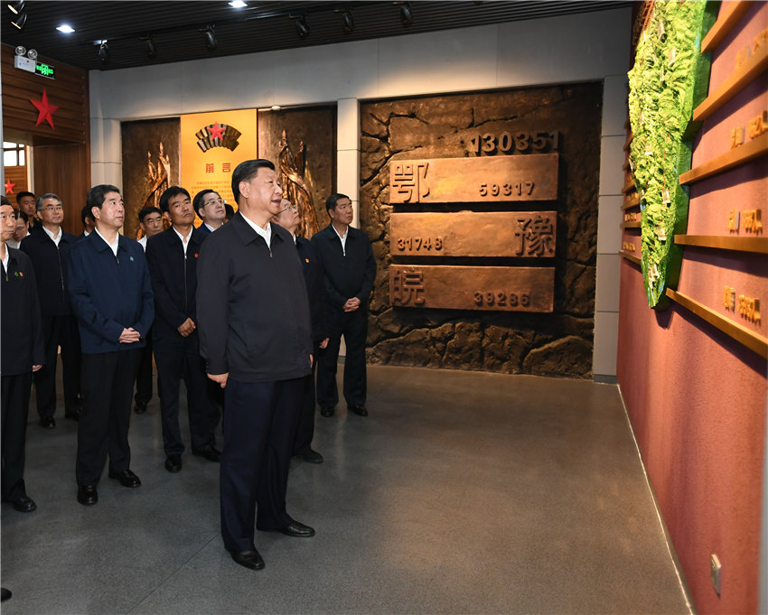 9月16日，中共中央總書(shū)記、國(guó)家主席、中央軍委主席習(xí)近平在河南省考察調(diào)研。這是習(xí)近平來(lái)到位於新縣的鄂豫皖蘇區(qū)首府烈士陵園，瞻仰革命烈士紀(jì)念堂。 新華社記者 謝環(huán)馳 攝