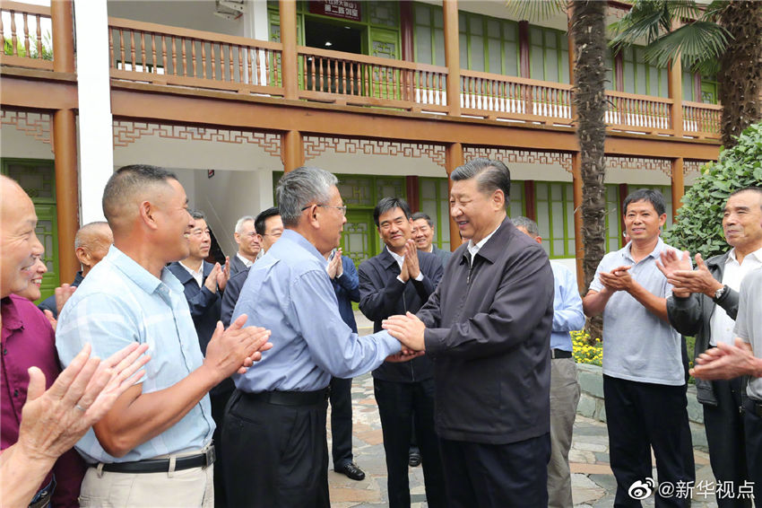 9月16日，中共中央總書記、國家主席、中央軍委主席習近平在河南省考察調研。這是習近平參觀位於新縣的鄂豫皖蘇區首府革命博物館，並看望當地紅軍后代、烈士家屬代表。 新華社記者 鞠鵬 攝