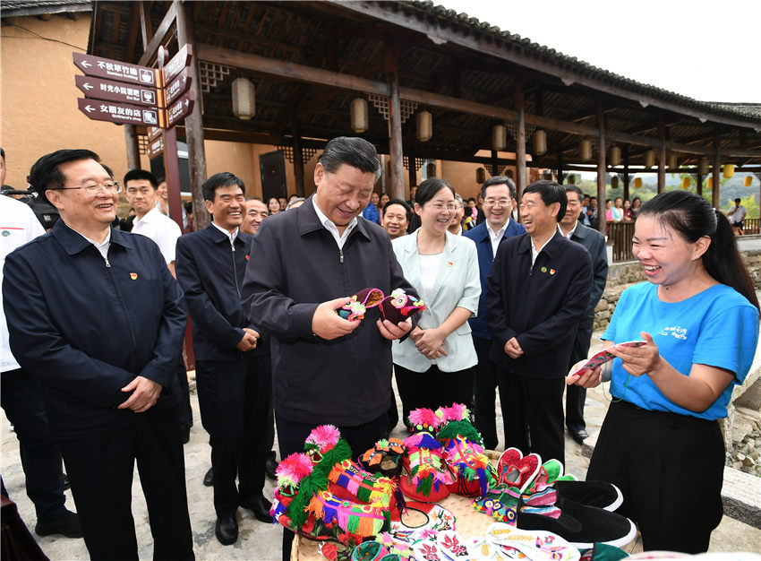 9月16日，中共中央總書記、國家主席、中央軍委主席習(xí)近平來到河南省新縣田鋪鄉(xiāng)田鋪大塆，了解這裡依托紅色旅游資源，打造創(chuàng)客小鎮(zhèn)、發(fā)展鄉(xiāng)村旅游業(yè)、推動(dòng)鄉(xiāng)村振興等情況。 新華社記者 謝環(huán)馳 攝