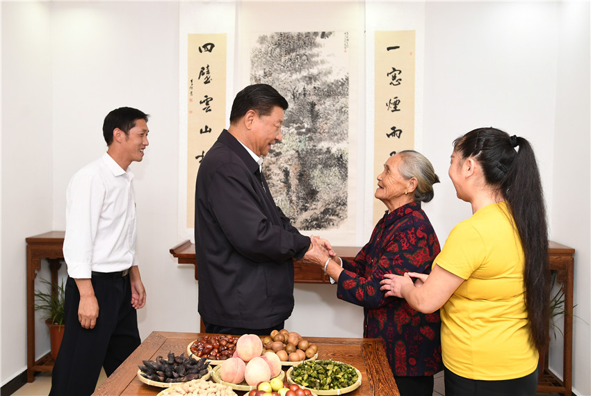 9月16日，中共中央總書記、國(guó)家主席、中央軍委主席習(xí)近平來到河南省新縣田鋪鄉(xiāng)田鋪大塆，了解這裡依托紅色旅游資源，打造創(chuàng)客小鎮(zhèn)、發(fā)展鄉(xiāng)村旅游業(yè)、推動(dòng)鄉(xiāng)村振興等情況。 新華社記者 謝環(huán)馳 攝