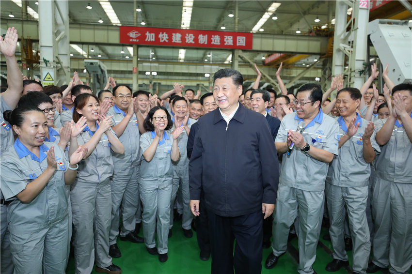 9月17日下午，中共中央總書記、國家主席、中央軍委主席習(xí)近平來到鄭州煤礦機(jī)械集團(tuán)股份有限公司考察調(diào)研。新華社記者 鞠鵬 攝