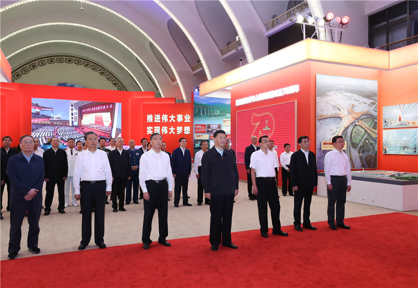 9月23日，黨和國家領導人習近平、李克強、汪洋、王滬寧、趙樂際、韓正、王岐山等在北京展覽館參觀“偉大歷程 輝煌成就——慶祝中華人民共和國成立70周年大型成就展”。 新華社記者 鞠鵬 攝