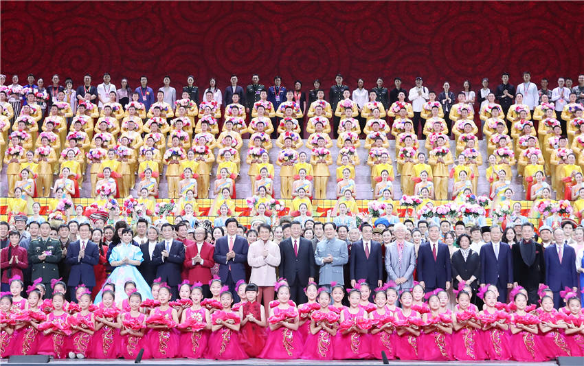 9月29日，慶祝中華人民共和國成立70周年大型文藝晚會《奮斗吧 中華兒女》在北京人民大會堂舉行。習近平、李克強、栗戰書、汪洋、王滬寧、趙樂際、韓正、王岐山等黨和國家領導人同4000多名觀眾一起觀看演出。演出結束后，習近平等走上舞臺同演職人員合影留念。 新華社記者 王曄 攝