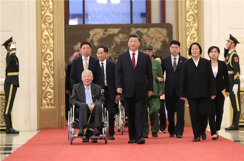 9月29日，中華人民共和國國家勛章和國家榮譽稱號頒授儀式在北京人民大會堂金色大廳隆重舉行。中共中央總書記、國家主席、中央軍委主席習近平同國家勛章和國家榮譽稱號獲得者一同步入會場。 新華社記者 丁海濤 攝