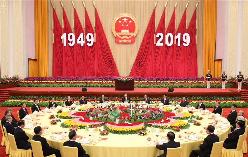 9月30日晚，慶祝中華人民共和國成立70周年招待會在北京人民大會堂隆重舉行。習近平、李克強、栗戰書、汪洋、王滬寧、趙樂際、韓正、王岐山等黨和國家領導人與4000余名中外人士歡聚一堂，共慶新中國70華誕。 新華社記者 黃敬文 攝