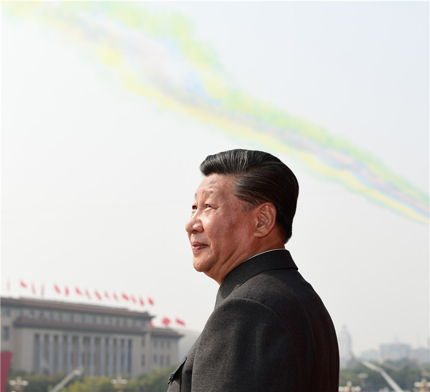 10月1日，慶祝中華人民共和國成立70周年大會在北京天安門廣場隆重舉行。中共中央總書記、國家主席、中央軍委主席習近平發(fā)表重要講話並檢閱受閱部隊。這是習近平在天安門城樓上。 新華社記者 謝環(huán)馳 攝