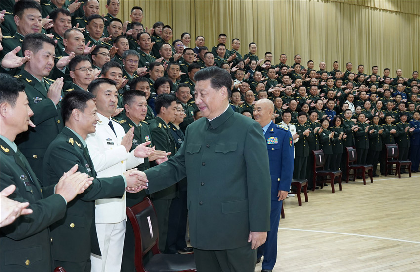 10月18日上午，中共中央總書記、國家主席、中央軍委主席習近平在武漢分別接見了聯勤保障部隊第一次黨代表大會全體代表、駐湖北部隊副師職以上領導干部和團級單位主官。這是習近平親切接見聯勤保障部隊第一次黨代會全體代表。 新華社記者 李剛 攝