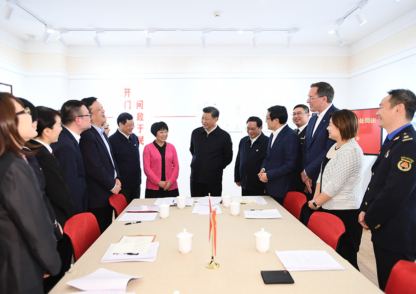 11月2日至3日，中共中央總書記、國家主席、中央軍委主席習近平在上?？疾臁＿@是2日下午，習近平在長寧區虹橋街道古北市民中心，同正在參加立法意見征詢的社區居民代表親切交流。 新華社記者 謝環馳 攝