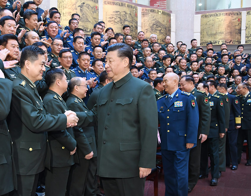 11月27日上午，全軍院校長集訓(xùn)在國防大學(xué)開班。中共中央總書記、國家主席、中央軍委主席習(xí)近平出席開班式並發(fā)表重要講話，代表黨中央和中央軍委，向全軍院校長和軍事教育戰(zhàn)線的同志們致以誠摯問候。這是習(xí)近平親切接見集訓(xùn)班全體學(xué)員。 新華社記者 李剛 攝
