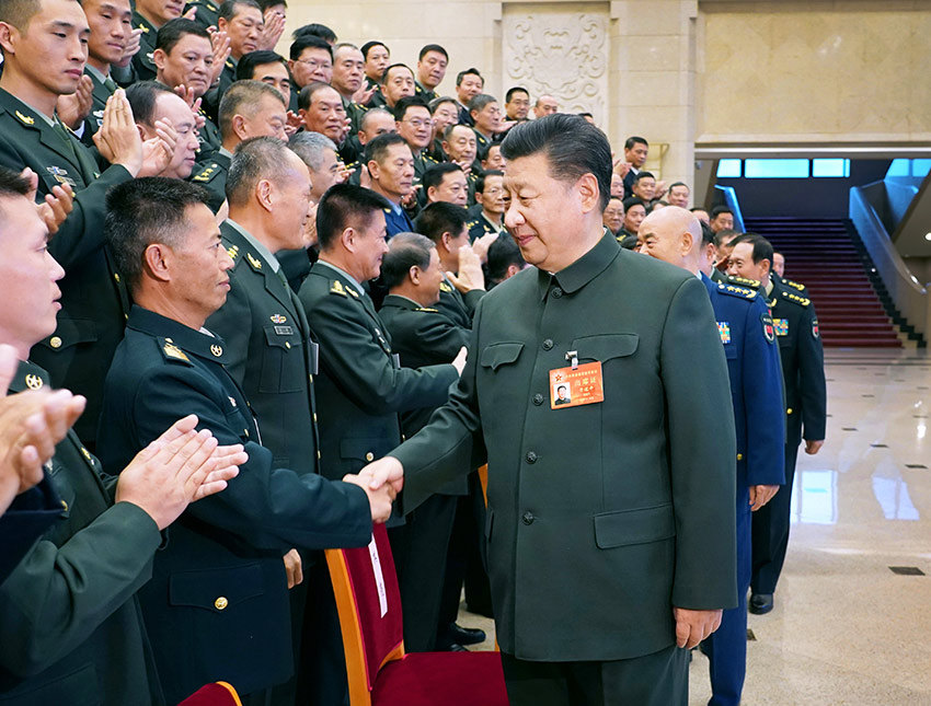11月8日至10日，中央軍委基層建設會議在北京召開。中共中央總書記、國家主席、中央軍委主席習近平出席會議並發表重要講話。這是習近平親切接見會議代表。 新華社記者 李剛 攝