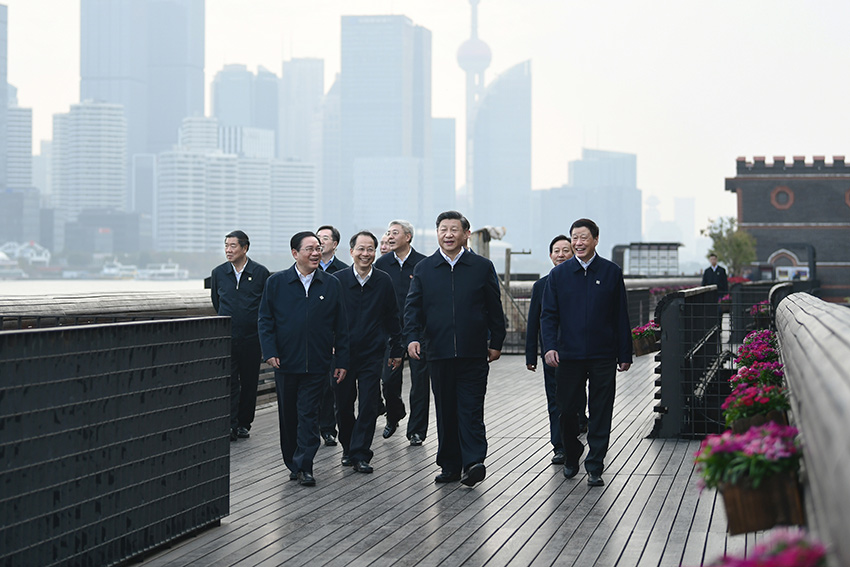 11月2日至3日，中共中央總書記、國家主席、中央軍委主席習近平在上海考察。這是2日下午，習近平在楊浦區濱江公共空間楊樹浦水廠濱江段，沿濱江棧橋步行察看黃浦江兩岸風貌。 新華社記者 謝環馳 攝