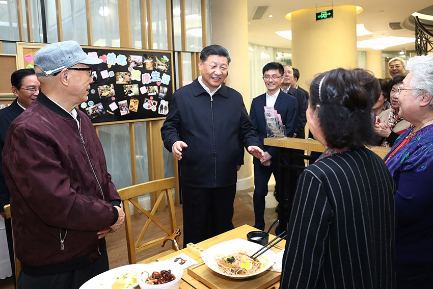 11月2日至3日，中共中央總書記、國家主席、中央軍委主席習近平在上海考察。這是2日下午，習近平在長寧區虹橋街道古北市民中心老年助餐點，同正在用餐的居民熱情交談。 新華社記者 鞠鵬 攝
