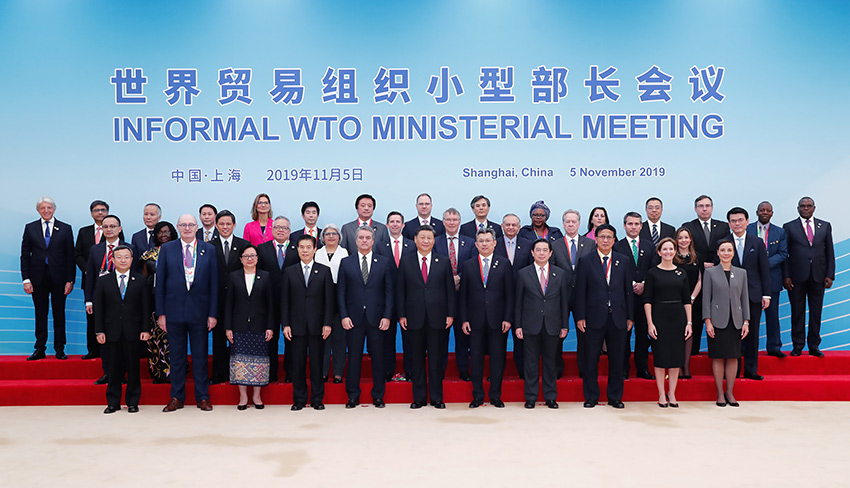 11月5日，第二屆中國國際進口博覽會在上海國家會展中心開幕。國家主席習近平出席開幕式並發表題為《開放合作 命運與共》的主旨演講。這是開幕式前，習近平親切會見出席世貿組織小型部長會議外方部長和代表團團長。 新華社記者 劉彬 攝