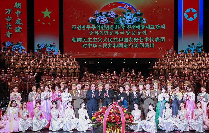 1月27日，中共中央總書記、國家主席習近平和夫人彭麗媛在北京會見以朝鮮勞動黨中央政治局委員、中央副委員長、國際部部長李洙墉為團長的朝鮮友好藝術團。會見后，習近平和彭麗媛觀看了朝鮮友好藝術團的演出。這是演出結束后，習近平和彭麗媛上臺同演職人員合影留念，祝賀演出取得成功。 新華社記者 龐興雷 攝
