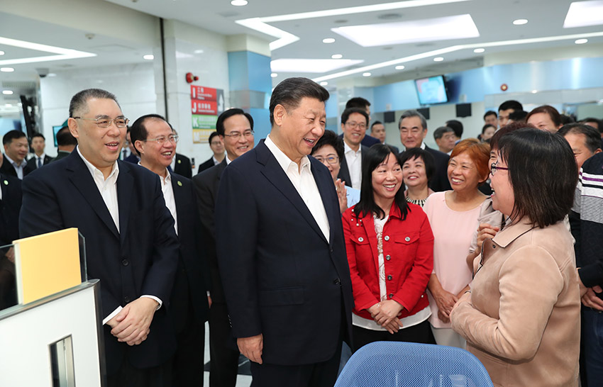 12月19日，國家主席習近平在澳門特別行政區行政長官崔世安陪同下，來到位於澳門黑沙環的政府綜合服務中心和濠江中學附屬英才學校，同澳門市民和師生親切交流。這是習近平在黑沙環政府綜合服務中心同澳門市民親切交流。 新華社記者 黃敬文 攝