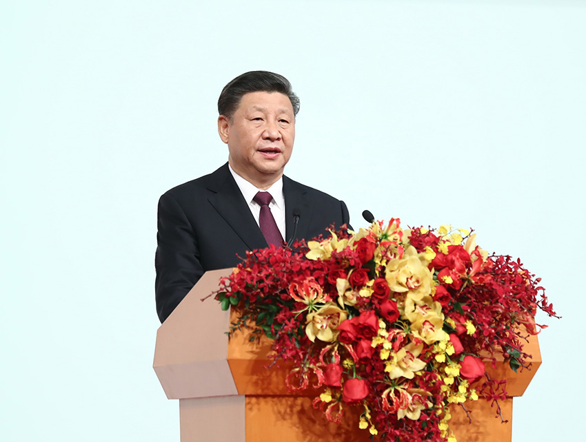 12月20日，慶祝澳門回歸祖國20周年大會暨澳門特別行政區(qū)第五屆政府就職典禮在澳門東亞運動會體育館隆重舉行。中共中央總書記、國家主席、中央軍委主席習(xí)近平出席並發(fā)表重要講話。 新華社記者 鞠鵬 攝