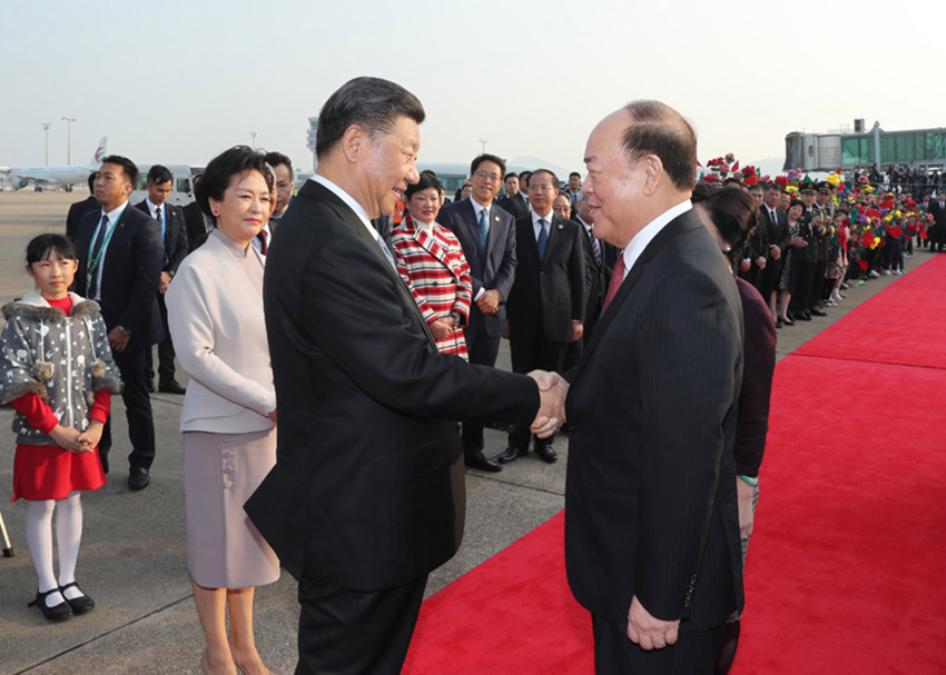 12月20日，中共中央總書記、國家主席、中央軍委主席習近平圓滿結束在澳門的各項活動，從澳門乘專機返回北京。這是歡送儀式上，習近平同前來送行的澳門特別行政區行政長官賀一誠握手。 新華社記者 鞠鵬 攝