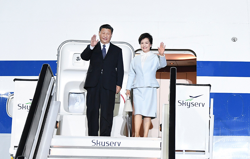 當地時間11月10日晚，國家主席習近平乘專機抵達雅典國際機場，開始對希臘共和國進行國事訪問。這是習近平和夫人彭麗媛步出專機艙門。 新華社記者 謝環馳 攝