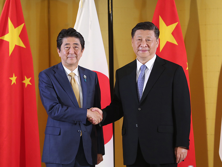 6月27日，國家主席習(xí)近平在大阪會(huì)見日本首相安倍晉三。 新華社記者 鞠鵬 攝