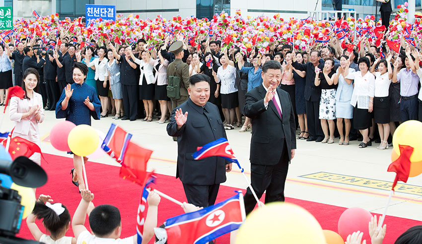 6月21日，中共中央總書記、國家主席習近平結束對朝鮮的國事訪問離開平壤回國。離開前，習近平和夫人彭麗媛出席朝鮮勞動黨委員長、國務委員會委員長金正恩和夫人李雪主在機場舉行的歡送儀式。新華社記者 黃敬文 攝