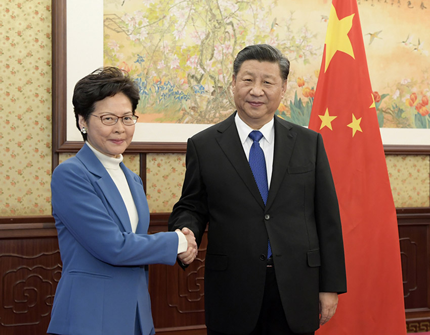 12月16日，國家主席習(xí)近平在中南海會見來京述職的香港特別行政區(qū)行政長官林鄭月娥。 新華社記者 李學(xué)仁 攝