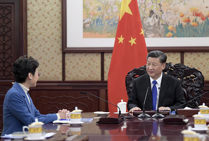 12月16日，國家主席習近平在中南海會見來京述職的香港特別行政區行政長官林鄭月娥。 新華社記者 李學仁 攝