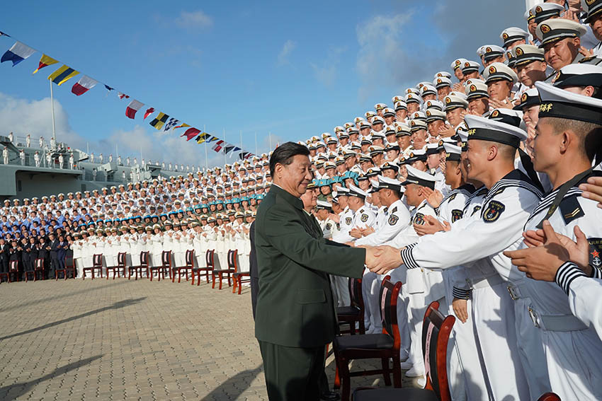 12月17日，我國第一艘國產航空母艦山東艦在海南三亞某軍港交付海軍。中共中央總書記、國家主席、中央軍委主席習近平出席交接入列儀式並登艦視察。這是習近平親切接見航母部隊官兵代表和航母建設單位代表。 新華社記者 李剛 攝