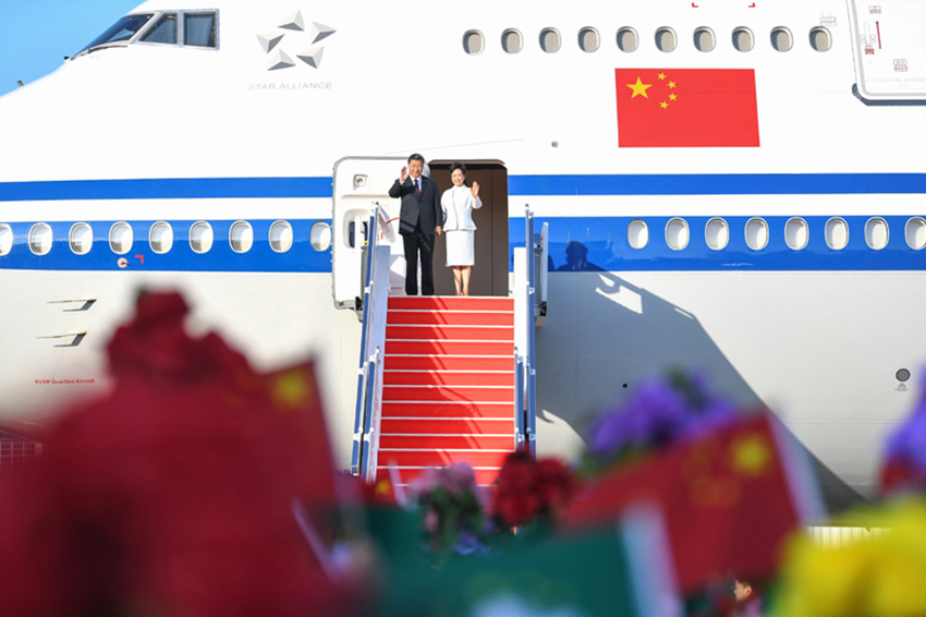 12月18日，中共中央總書記、國家主席、中央軍委主席習近平乘專機抵達澳門，出席將於20日舉行的慶祝澳門回歸祖國20周年大會暨澳門特別行政區第五屆政府就職典禮並視察澳門。這是習近平和夫人彭麗媛走出艙門，向歡迎人群揮手致意。 新華社記者 謝環馳 攝