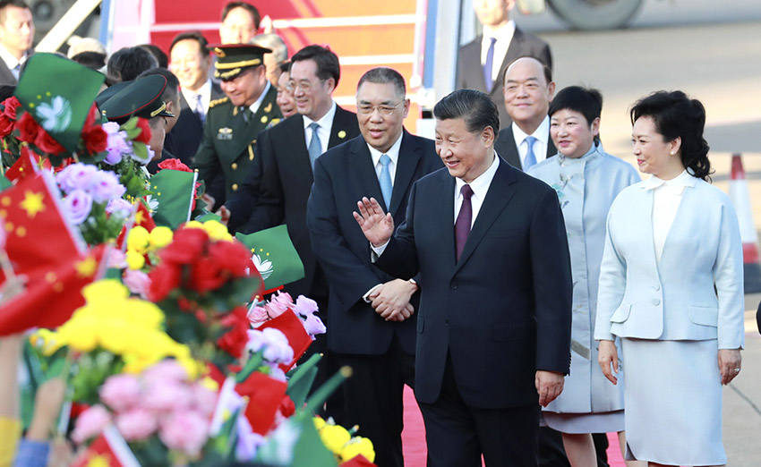 12月18日，中共中央總書記、國家主席、中央軍委主席習近平乘專機抵達澳門，出席將於20日舉行的慶祝澳門回歸祖國20周年大會暨澳門特別行政區第五屆政府就職典禮並視察澳門。這是習近平和夫人彭麗媛向歡迎人群致意。 新華社記者 龐興雷 攝