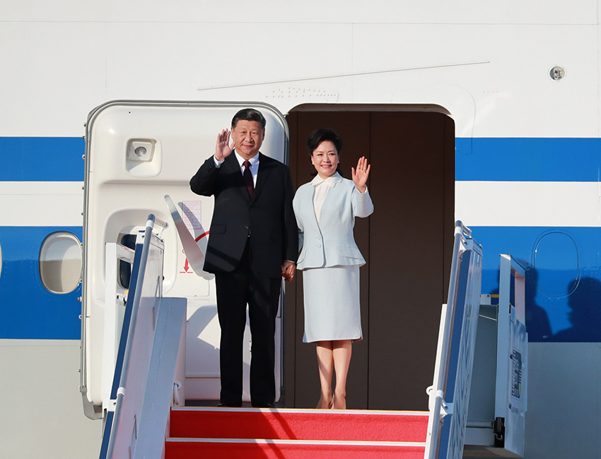 12月18日，中共中央總書記、國家主席、中央軍委主席習近平乘專機抵達澳門，出席將於20日舉行的慶祝澳門回歸祖國20周年大會暨澳門特別行政區第五屆政府就職典禮並視察澳門。這是習近平和夫人彭麗媛走出艙門，向歡迎人群揮手致意。 新華社記者 龐興雷 攝
