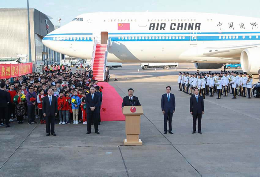 12月18日，中共中央總書記、國家主席、中央軍委主席習近平乘專機抵達澳門，出席將於20日舉行的慶祝澳門回歸祖國20周年大會暨澳門特別行政區第五屆政府就職典禮並視察澳門。這是習近平在機場發表重要講話。 新華社記者 龐興雷 攝