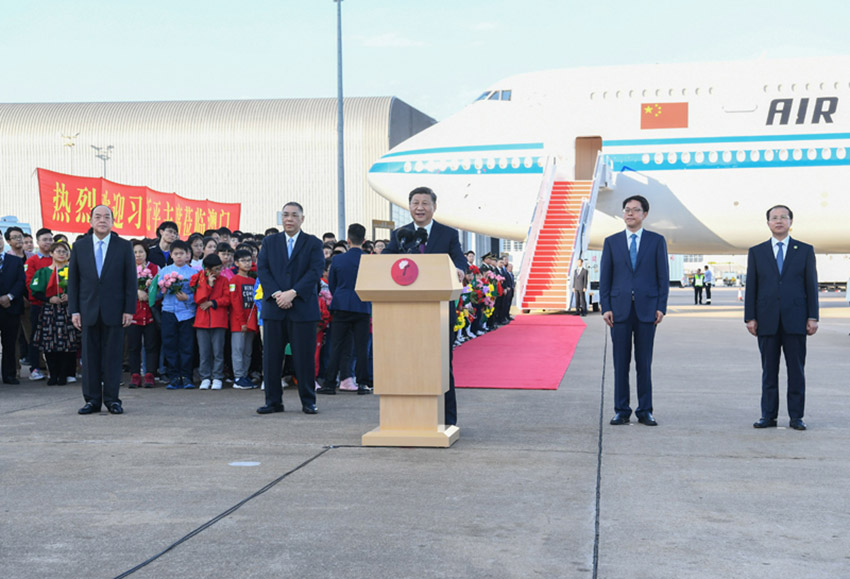 12月18日，中共中央總書記、國家主席、中央軍委主席習近平乘專機抵達澳門，出席將於20日舉行的慶祝澳門回歸祖國20周年大會暨澳門特別行政區第五屆政府就職典禮並視察澳門。這是習近平在機場發表重要講話。 新華社記者 謝環馳 攝