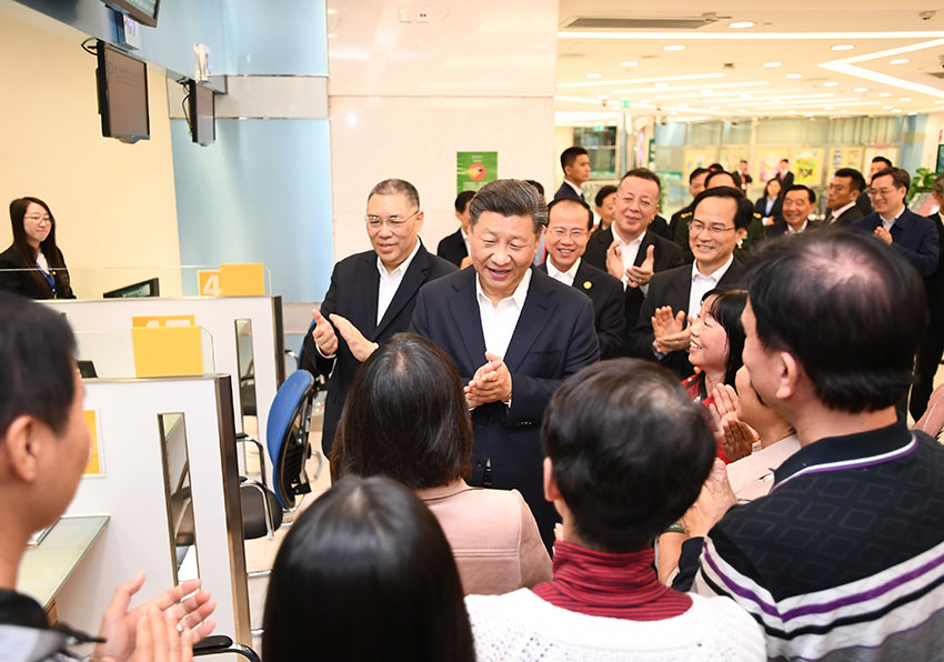 12月19日，國家主席習(xí)近平在澳門特別行政區(qū)行政長官崔世安陪同下，來到位於澳門黑沙環(huán)的政府綜合服務(wù)中心和濠江中學(xué)附屬英才學(xué)校，同澳門市民和師生親切交流。這是習(xí)近平在黑沙環(huán)政府綜合服務(wù)中心同澳門市民親切交流。 新華社記者 謝環(huán)馳 攝