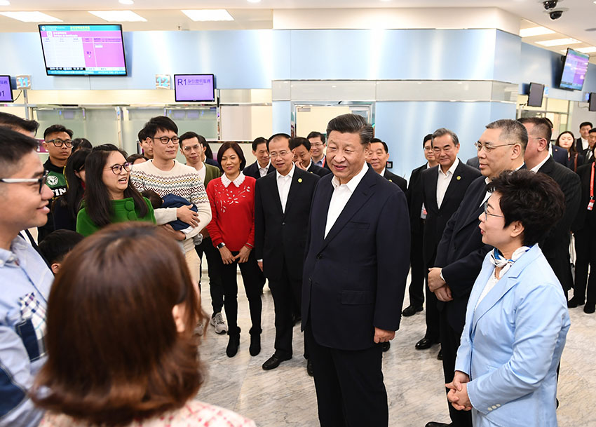 12月19日，國家主席習近平在澳門特別行政區行政長官崔世安陪同下，來到位於澳門黑沙環的政府綜合服務中心和濠江中學附屬英才學校，同澳門市民和師生親切交流。這是習近平在黑沙環政府綜合服務中心同澳門市民親切交流。 新華社記者 謝環馳 攝