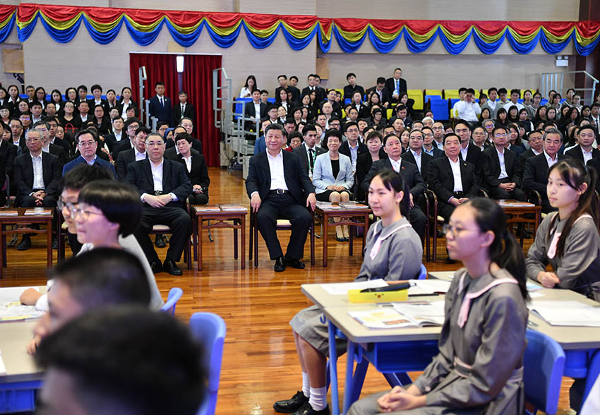 12月19日，國家主席習近平在澳門特別行政區行政長官崔世安陪同下，來到位於澳門黑沙環的政府綜合服務中心和濠江中學附屬英才學校，同澳門市民和師生親切交流。這是習近平在濠江中學附屬英才學校觀摩以“‘一國兩制’與澳門”為題的中國歷史公開課。 新華社記者 李濤 攝