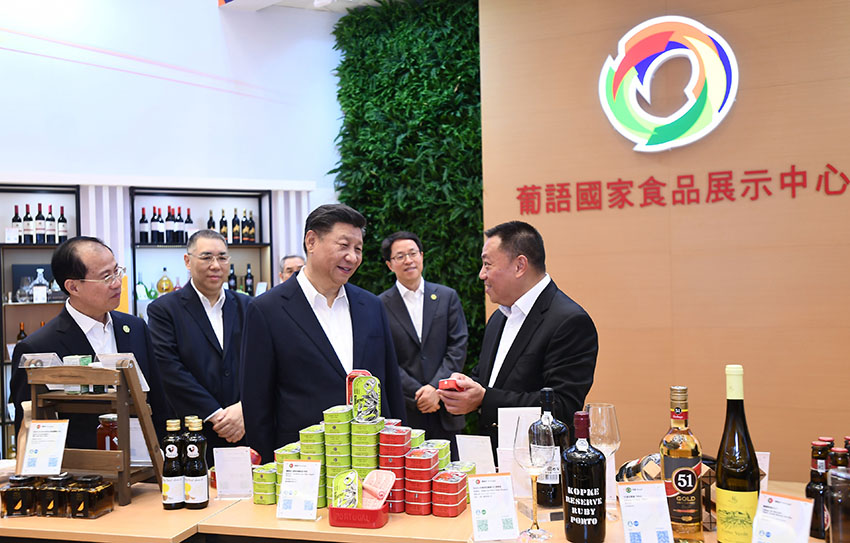 12月19日，國家主席習近平在澳門特別行政區行政長官崔世安陪同下，來到中國與葡語國家商貿合作服務平臺綜合體考察。這是習近平察看平臺建設成果展和葡語國家產品展示。 新華社記者 謝環馳 攝