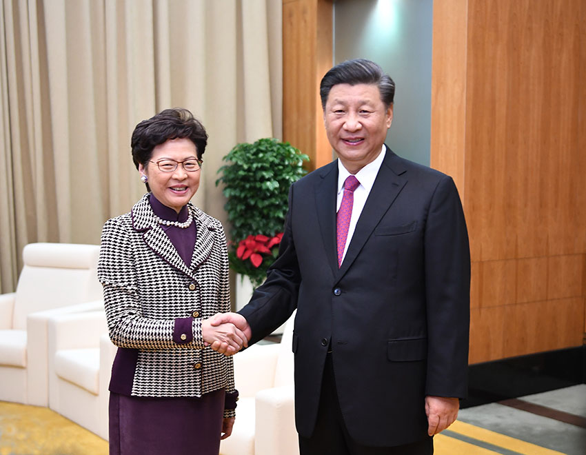 12月19日，國家主席習(xí)近平在澳門會見前來出席慶祝澳門回歸祖國20周年活動的香港特別行政區(qū)行政長官林鄭月娥和部分政府官員。 新華社記者 燕雁 攝