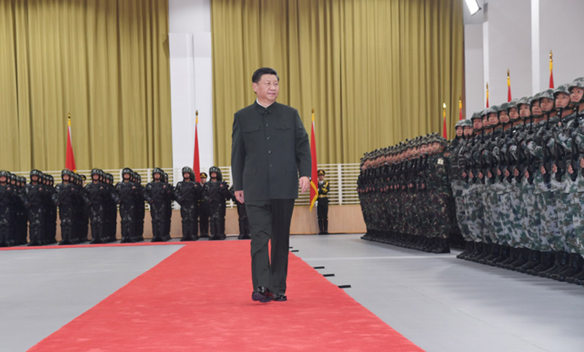 12月20日，中共中央總書記、國家主席、中央軍委主席習(xí)近平視察中國人民解放軍駐澳門部隊，代表黨中央和中央軍委向駐澳門部隊全體官兵致以誠摯的問候。這是習(xí)近平檢閱駐澳門部隊。 新華社記者 李剛 攝