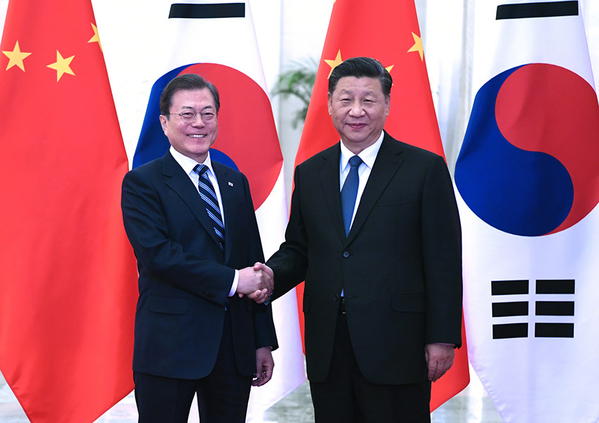 12月23日，國(guó)家主席習(xí)近平在北京人民大會(huì)堂會(huì)見(jiàn)韓國(guó)總統(tǒng)文在寅。 新華社記者 饒愛(ài)民 攝